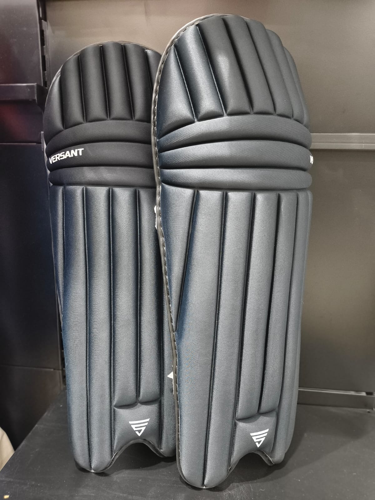 Versant OG Batting Leg Guard (Black)
